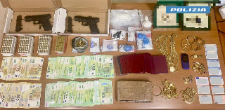 Pescara - 66enne incensurato arrestato: in casa aveva un chilo e mezzo di droga e due pistole